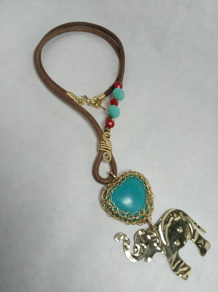 collar de cuero con dijes de elefante y turquesa engastada